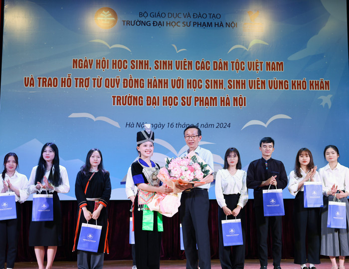 Bạn Xồng Vi Va, sinh viên K71A2 khoa Giáo dục Tiểu học tặng hoa cảm ơn Giáo sư, Tiến sĩ Nguyễn Văn Minh. GDVN_NXB (2).jpg