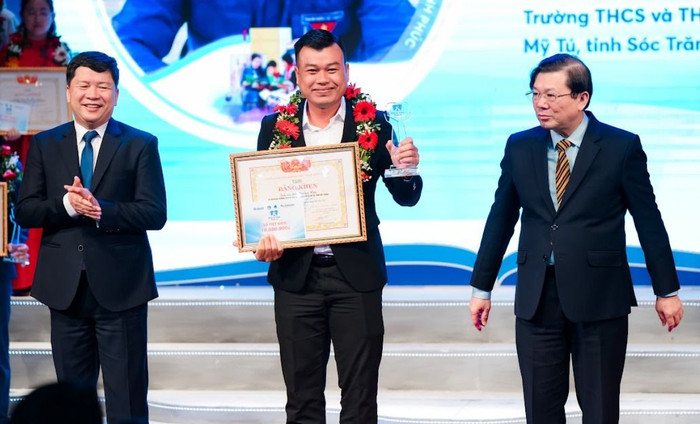 Thầy Sơn Hoàng Huy được vinh danh trong Chương trình "Chia sẻ cùng thầy cô" năm 2023. (Ảnh: NVCC) thay-son-hoang-huy-10.jpg