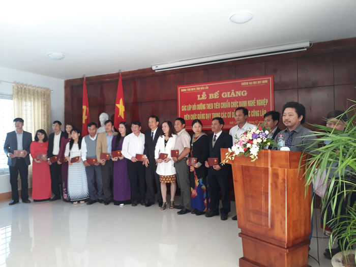 Bế giảng lớp bồi dưỡng theo tiêu chuẩn chức danh nghề nghiệp viên chức giảng dạy trong các cơ sở giáo dục công lập tại Trung tâm Giáo dục thường xuyên tỉnh Đắk Lắk. (Ảnh: Viện cung cấp)