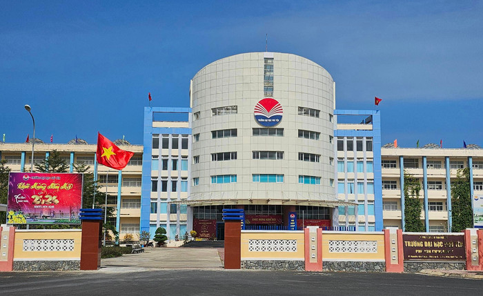 Trường Đại học Phú Yên tọa lạc tại số 1 Nguyễn Văn Huyên - Phường 9 - Thành phố Tuy Hòa - Tỉnh Phú Yên. (Ảnh: website nhà trường) PY.jpg
