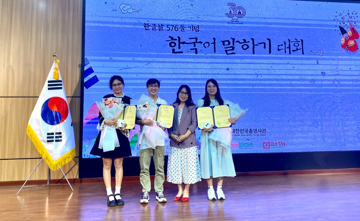 Sinh viên Trường Đại học Ngoại ngữ, Đại học Đà Nẵng đoạt giải cuộc thi nói tiếng Hàn miền Trung do Lãnh sự Quán Hàn Quốc tổ chức. (Ảnh: Nhà trường cung cấp) Sinh viên Trường Đại học Ngoại ngữ, Đại học Đà Nẵng đoạt giải cuộc thi nói tiếng Hàn miền Trung do Lãnh sự Quán Hàn Quốc tổ chức. (Ảnh: Nhà trường cung cấp)