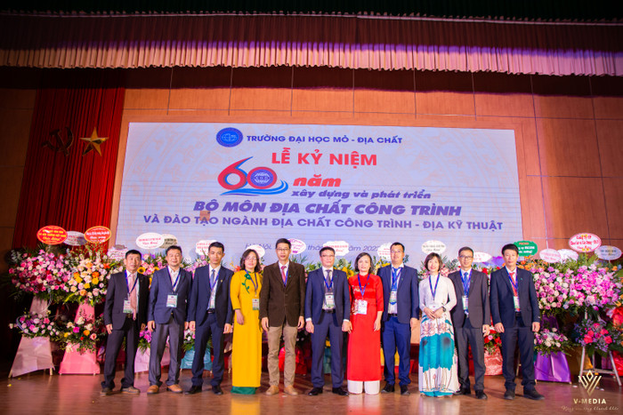 Giảng viên Bộ môn Địa chất công trình, Trường Đại học Mỏ - Địa chất. (Ảnh website trường) Giảng viên Bộ môn Địa chất công trình, Trường Đại học Mỏ - Địa chất. Ảnh website trường.jpg