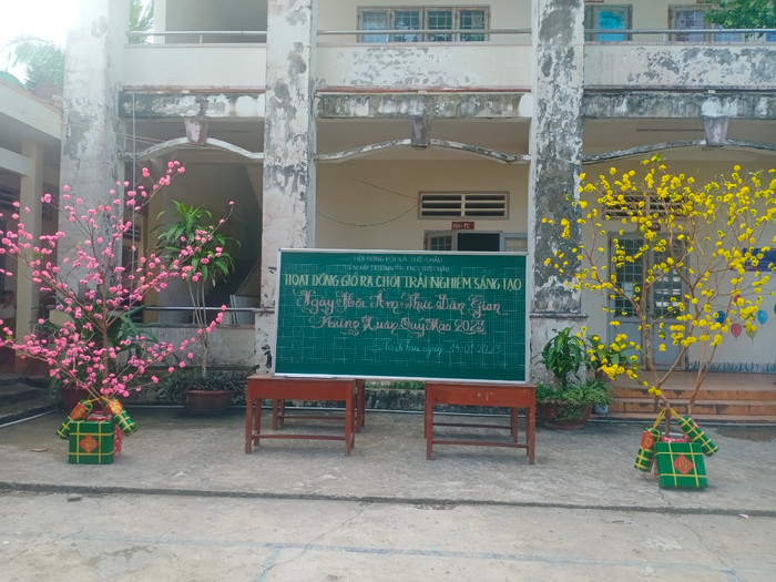 Cây đào và cây mai được chính thầy cô giáo và các em học sinh trang trí. (Ảnh: NTCC) Cây đào và cây mai được chính thầy cô giáo và các em học sinh trang trí. (Ảnh: NTCC)
