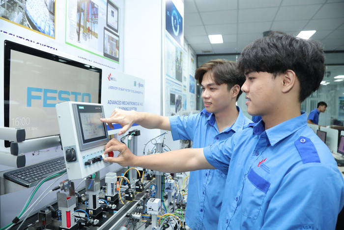 Sinh viên Trường Đại học Công nghiệp Thành phố Hồ Chí Minh thực hành môn học. (Ảnh: NTCC) co-dien-2.jpg