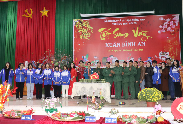 Trường Trung học phổ thông Cô Tô tổ chức cho học sinh gói bánh chưng và tặng bánh chưng cho Tiểu Đoàn Đảo Cô Tô. (Ảnh: NTCC) Trường Trung học phổ thông Cô Tô tổ chức cho học sinh gói bánh chưng và tặng bánh chưng cho Tiểu Đoàn Đảo Cô Tô. (Ảnh: NTCC)