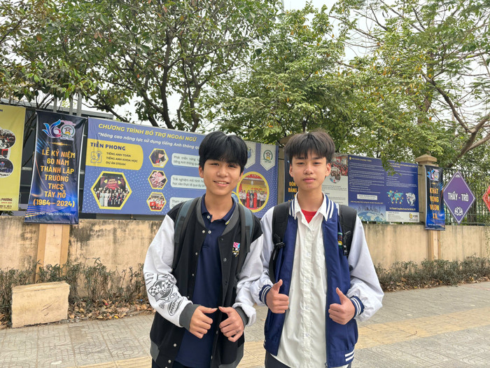 Hai bạn học sinh Trường Trung học cơ sở Tây Mỗ chia sẻ về trải nghiệm sử dụng các phương tiện giao thông xanh. (Ảnh: Thảo Lê) GDVN-HS.jpg