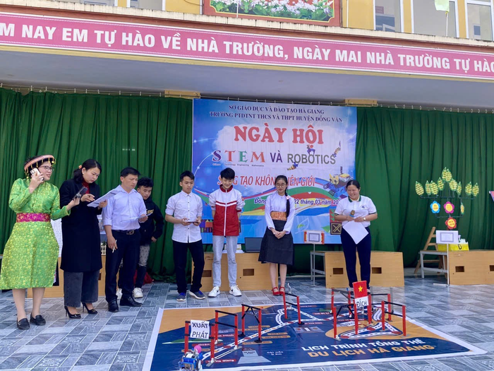 Cô Dính tích cực hướng dẫn học sinh về mô hình STEM trong ngày hội STEM tại trường. (Ảnh: NVCC) unnamed (66).png
