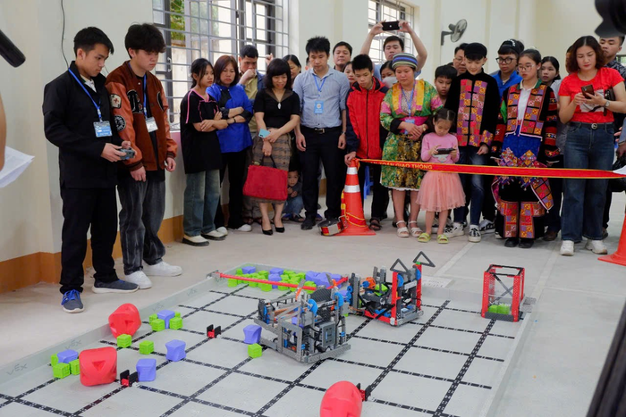 Cô Dính cùng đồng nghiệp hướng dẫn các em học sinh ở giải đấu robot tại huyện Văn Quan, tỉnh Lạng Sơn. (Ảnh: NVCC) unnamed (65).png