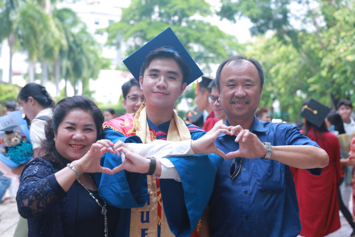 Võ Lập Phúc cùng ba mẹ - những người đã luôn đồng hành và khích lệ nam sinh trên hành trình chinh phục tri thức. (Ảnh: NVCC) Võ Lập Phúc và ba mẹ.jpeg