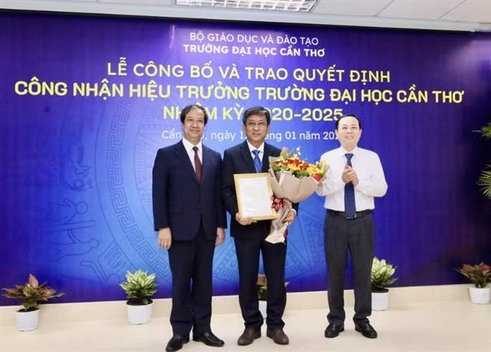 Phó Giáo sư, Tiến sĩ Trần Trung Tính nhận hoa và Quyết định công nhận hiệu trưởng. (Ảnh: Bộ Giáo dục và Đào tạo) Phó Giáo sư, Tiến sĩ Trần Trung Tính nhận hoa và Quyết định công nhận hiệu trưởng. (Ảnh: Bộ Giáo dục và Đào tạo)