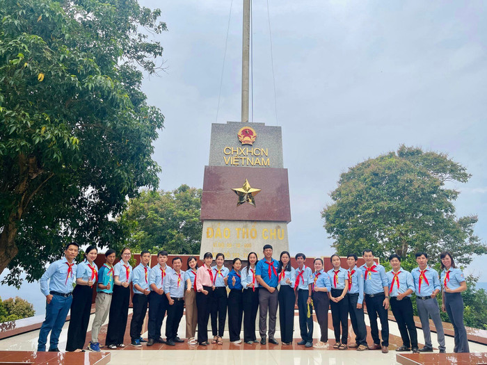 Các thầy cô giáo Trường Tiểu học và Trung học cơ sở Thổ Châu. (Ảnh: NTCC) Các thầy cô giáo Trường Tiểu học và Trung học cơ sở Thổ Châu. (Ảnh: NTCC)