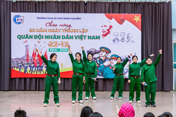 Các bạn học sinh Đoàn Thị Điểm không chỉ học giỏi mà còn là những diễn viên, ca sĩ tài ba trong các tiết mục tự dàn dựng vô cùng hấp dẫn. 6.jpg