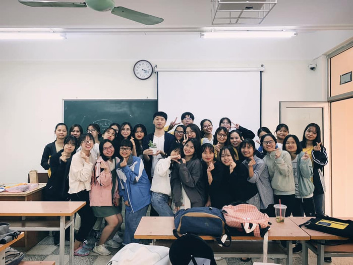Tiến sĩ Ko Dong Hyun chụp ảnh cùng các bạn sinh viên. (Ảnh: NVCC) Tiến sĩ Ko Dong Hyun chụp ảnh cùng các bạn sinh viên. (Ảnh: NVCC)