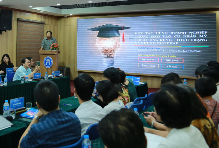 Thạc sĩ, giảng viên chính Lê Thân, Trưởng khoa Mỹ thuật công nghiệp - Kiến trúc, Trường Đại học Hòa Bình. (Ảnh: Nhật Lệ)