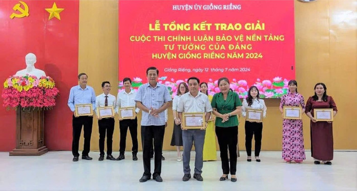 Thầy Đàm Thanh Lạc nhận giải Nhất tại Cuộc thi chính luận về bảo vệ nền tảng, tư tưởng của Đảng năm 2024 huyện Giồng Riềng. (Ảnh: NVCC) dam thanh lac 3.png