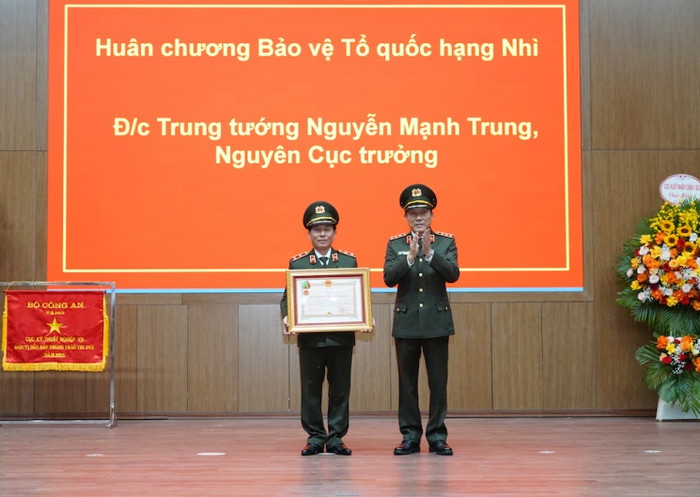 Thừa uỷ quyền của Chủ tịch nước, Thứ trưởng Lương Tam Quang (nay là Bộ trưởng Bộ Công an) trao Huân chương Bảo vệ Tổ quốc hạng Nhì tặng Trung tướng Nguyễn Mạnh Trung, nguyên Cục trưởng Cục Kỹ thuật nghiệp vụ (Ảnh: Báo Công an nhân dân) VTS00132-1704715664015.jpg