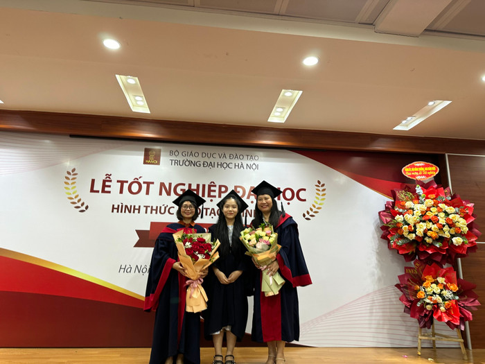 Tiến sĩ Nguyễn Thị Cúc Phương - Phó Hiệu trưởng Trường Đại học Hà Nội cùng Tiến sĩ Đặng Thị Thu Hiền (ngoài cùng bên trái) chụp ảnh cùng Trần Thu Linh - thủ khoa tốt nghiệp ngành Ngôn ngữ Đức năm 2024. (Ảnh: NVCC) thu linh và cô hiền.jpg