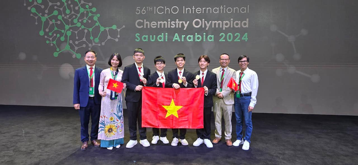 Nguyễn Hữu Tiến Hưng chụp ảnh cùng thầy cô và các bạn cuộc thi Olympic Hóa học quốc tế 2024. (Ảnh: NTCC) unnamed (2).png