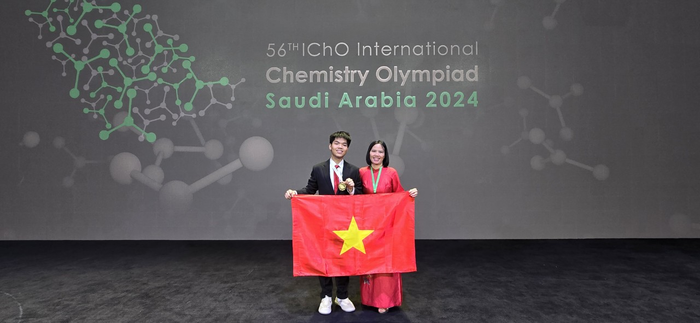 Nguyễn Hữu Tiến Hưng và cô giáo chủ nhiệm Vũ Thị Len chụp tại Vương quốc Saudi Arabia. (Ảnh: NVCC) unnamed (1).png