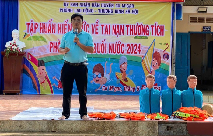 Thầy Mai Văn Chuyền, giáo viên Trường Trung học cơ sở Ngô Mây, xã Ea M’droh, huyện Cư M’Gar, tỉnh Đắk Lắk. (Ảnh: NVCC) IMG_6172.JPG