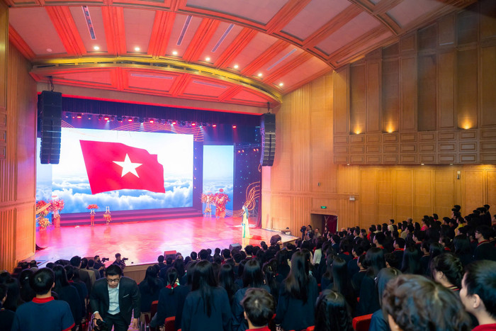 Buổi lễ kỷ niệm 20 năm thành lập Trường Trung học cơ sở Đoàn Thị Điểm diễn ra trong không khí trang nghiêm và cảm động. 1.jpg