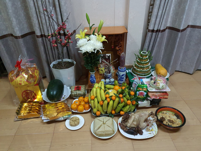 Dù ở Lào nhưng mâm cúng giao thừa của thầy Ngọc cũng tương đối đầy đủ các món ăn truyền thống Việt Nam. (Ảnh tư liệu: NVCC) Dù ở Lào nhưng mâm cúng giao thừa của thầy Ngọc cũng tương đối đầy đủ các món ăn truyền thống Việt Nam. (Ảnh tư liệu: NVCC)
