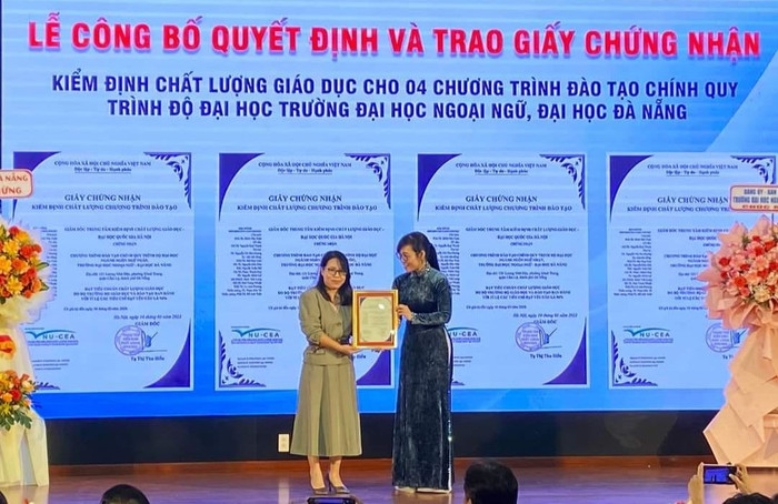 Cô Trần Thị Lan Anh - đại diện khoa nhận giấy chứng nhận kiểm định chất lượng giáo dục chương trình đào tạo ngành Ngôn ngữ Hàn Quốc. (Ảnh: NVCC) Cô Trần Thị Lan Anh - đại diện khoa nhận giấy chứng nhận kiểm định chất lượng giáo dục chương trình đào tạo ngành Ngôn ngữ Hàn Quốc. (Ảnh: NVCC)