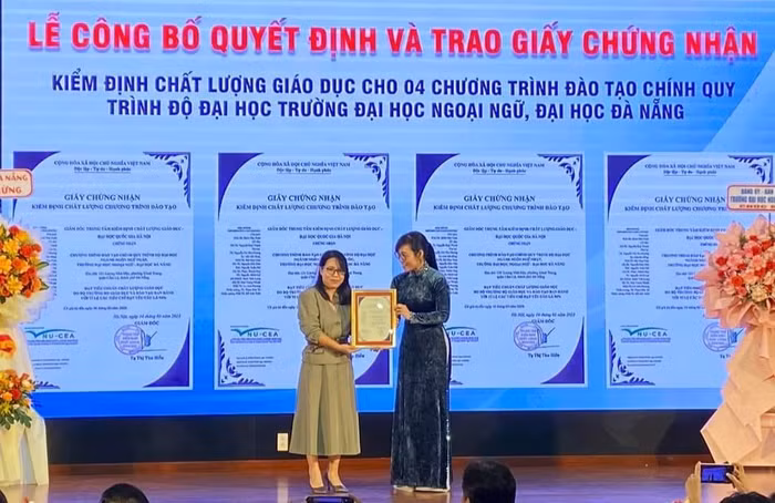 Cô Trần Thị Lan Anh - đại diện khoa nhận giấy chứng nhận kiểm định chất lượng giáo dục chương trình đào tạo ngành Ngôn ngữ Hàn Quốc. (Ảnh: NVCC)