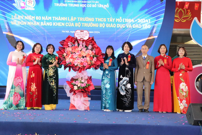 Đại diện lãnh đạo quận Nam Từ Liêm tặng hoa chúc mừng nhà trường. (Ảnh: Nhật Lệ) GDVN-TAY-MO (13).JPG
