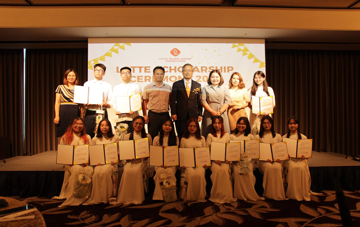 Sinh viên Trường Đại học Hà Nội nhận học bổng của doanh nghiệp Hàn Quốc. (Ảnh: Nhà trường cung cấp) Sinh viên Trường Đại học Hà Nội nhận học bổng của doanh nghiệp Hàn Quốc. (Ảnh: Nhà trường cung cấp)