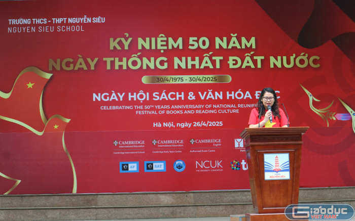 Thạc sĩ Nguyễn Thị Minh Thúy, Hiệu trưởng Trường Trung học cơ sở và Trung học phổ thông Nguyễn Siêu phát biểu khai mạc ngày hội. -6028-847.jpg