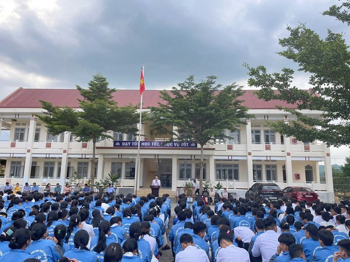 Thầy và trò Trường Trung học phổ thông Nguyễn Chí Thanh (tỉnh Đắk Lắk) trong buổi chào cờ đầu tuần. (Ảnh: website nhà trường) unnamed (22).jpg