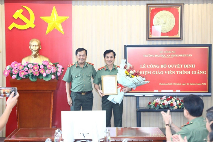 Thiếu tướng, Tiến sĩ Đoàn Minh Lý, Bí thư Đảng ủy, Hiệu trưởng Trường Đại học An ninh nhân dân trao quyết định về việc bổ nhiệm giảng viên thỉnh giảng đối với đồng chí Trung tướng, Tiến sĩ Nguyễn Mạnh Trung. (Ảnh: website Trường Đại học An ninh nhân dân) Trung-tuong-NMT.jpg