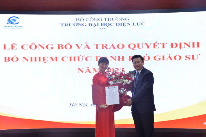 Cô Vũ Thị Thu Nga nhận quyết định bổ nhiệm chức danh phó giáo sư tại Trường Đại học Điện lực. (Ảnh: NVCC) Bổ nhiệm PGS tại trường ĐH Điện lực năm 2023.JPG