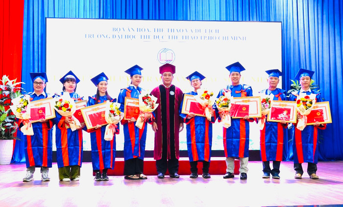 Phó Giáo sư, Tiến sĩ Lý Vĩnh Trường - Trưởng khoa Huấn luyện thể thao - Trường Đại học Thể dục Thể thao Thành phố Hồ Chí Minh trao bằng cho sinh viên. (Ảnh: website nhà trường) thay-truong-3.jpg