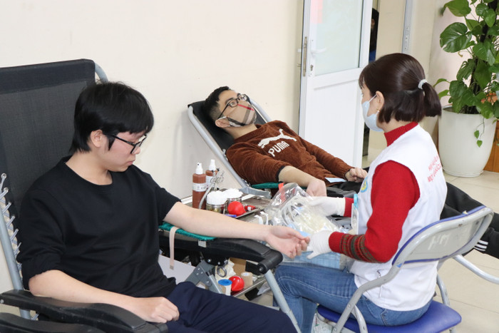 Nhiều bạn sinh viên có mặt từ rất sớm để hiến máu tình nguyện. GDVN_HIEN-MAU (25).JPG