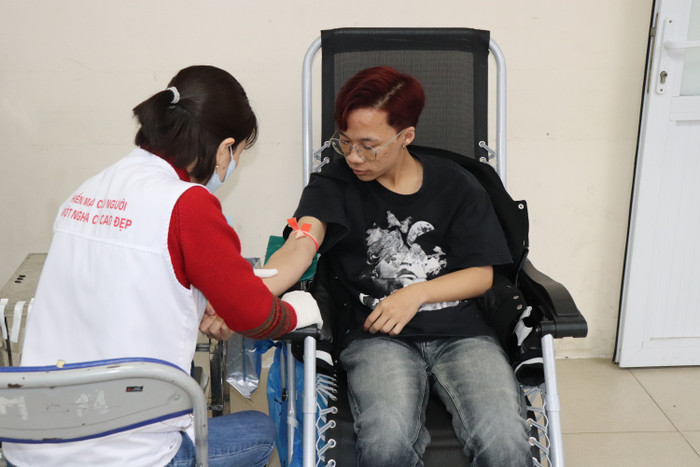 Bạn Nguyễn Văn Thành, sinh viên năm 3 ngành Thiết kế đồ họa, Trường Đại học Nguyễn Trãi tham gia hiến máu tình nguyện. GDVN_HIEN-MAU (11).JPG