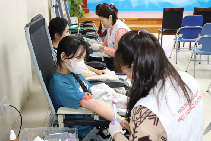 Các bạn sinh viên đều nhận thức được hành động hiến máu cứu người là một nghĩa cử cao đẹp. GDVN_HIEN-MAU (8).JPG