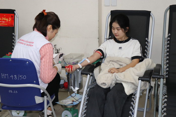 Bạn Nguyễn Hằng, sinh viên năm 3 ngành Thiết kế đồ họa, Trường Đại học Nguyễn Trãi tham gia hiến máu tình nguyện. GDVN_HIEN-MAU (10).JPG