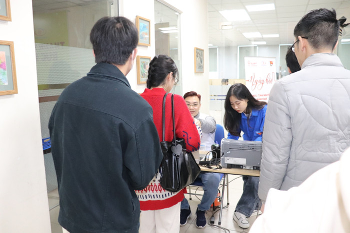 Các bạn sinh viên xếp hàng đăng ký hiến máu tình nguyện. GDVN_HIEN-MAU (2).JPG