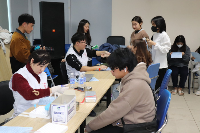 Một số bạn chọn xét nghiệm máu thay vì nhận các phần quà GDVN_HIEN-MAU (1).JPG