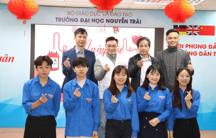 Ban tổ chức chương trình chụp ảnh lưu niệm tại Ngày hội hiến máu tình nguyện. GDVN_HIEN-MAU (24).JPG