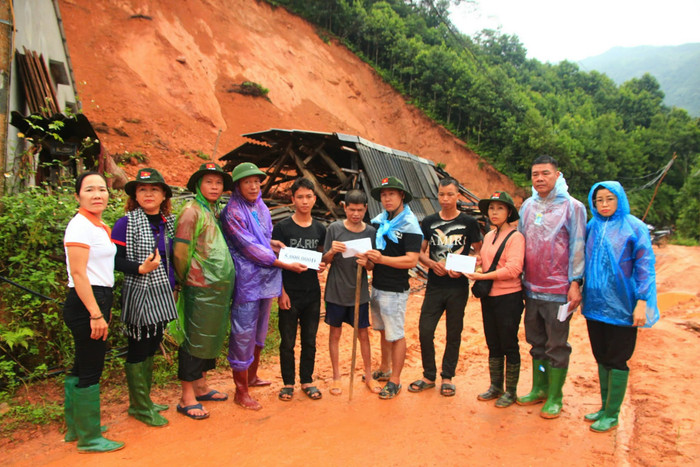 Đại diện câu lạc bộ phối hợp với các tổ chức đoàn thể và nhóm thiện nguyện của tỉnh Bình Phước trao quà cho bà con chịu ảnh hưởng của bão Yagi. ANH 10.jpg