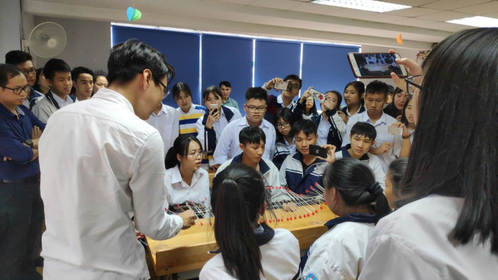 Học sinh chỉ được sử dụng điện thoại trong giờ học khi thầy cô cho phép. (Ảnh: website Trường Trung học phổ thông Chuyên Bắc Kạn) 45b79eeb02e8a4b6fdf9 (1).jpg