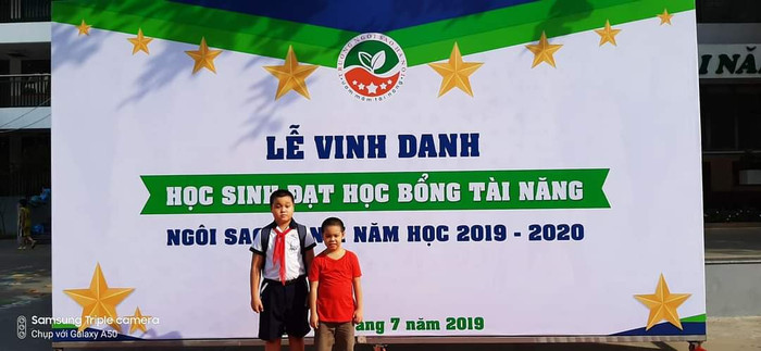 Minh Quân trong lễ vinh danh học sinh đạt học bổng tài năng của Trường Liên Cấp Tiểu học và Trung học cơ sở Ngôi Sao Hà Nội. (Ảnh: NVCC) Minh Quân đạt giải.jpg