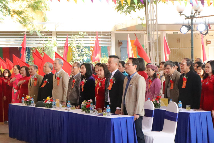 Nhiều thầy cô là nguyên hiệu trưởng, phó hiệu trưởng các thời kỳ của nhà trường cũng về dự buổi lễ. (Ảnh: Nhật Lệ) GDVN-TAY-MO (54).JPG
