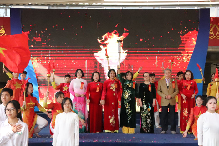 Trường Trung học cơ sở Tây Mỗ tổ chức lễ kỷ niệm 60 năm thành lập và đón nhận bằng khen của Bộ trưởng Bộ Giáo dục và Đào tạo. (Ảnh: Nhật Lệ) GDVN-TAY-MO (50).JPG