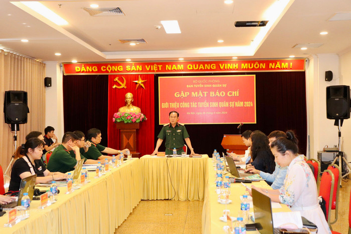 Trung tướng, Tiến sĩ Nguyễn Văn Oanh giải đáp các câu hỏi của các cơ quan báo chí. GDVN_QD1.jpg