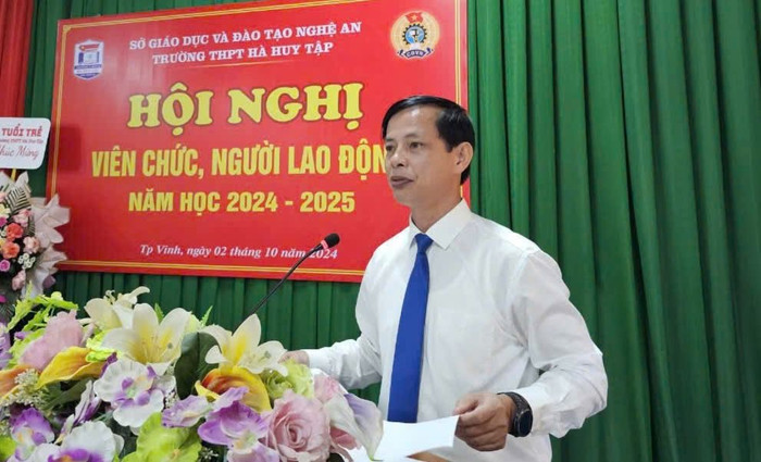 Thầy Cao Thanh Bảo, Hiệu trưởng Trường Trung học phổ thông Hà Huy Tập. (Ảnh: website nhà trường) unnamed (30).jpg