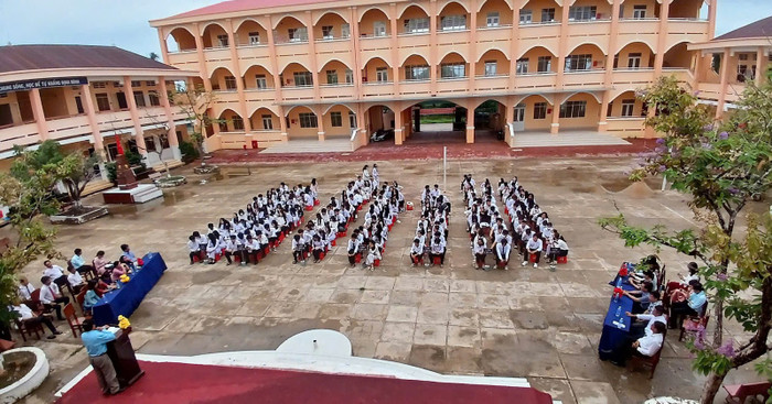 Buổi lễ tốt nghiệp của học sinh lớp 12 năm học 2023-2024 tại Trường Trung học phổ thông Nguyễn Thị Minh Khai. (Ảnh: website Sở Giáo dục và Đào tạo Cà Mau) unnamed (28).jpg